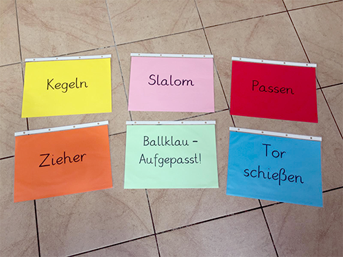 Bunte Zettel für die einzelnen Stationen