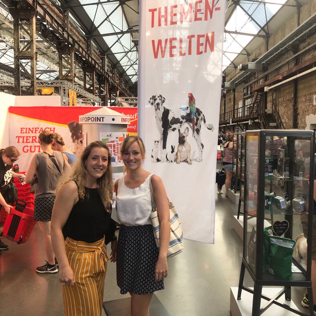 Die beiden Autorinnen Sabrina und Luisa bei der Messe Heimtierwelt in Düsseldorf