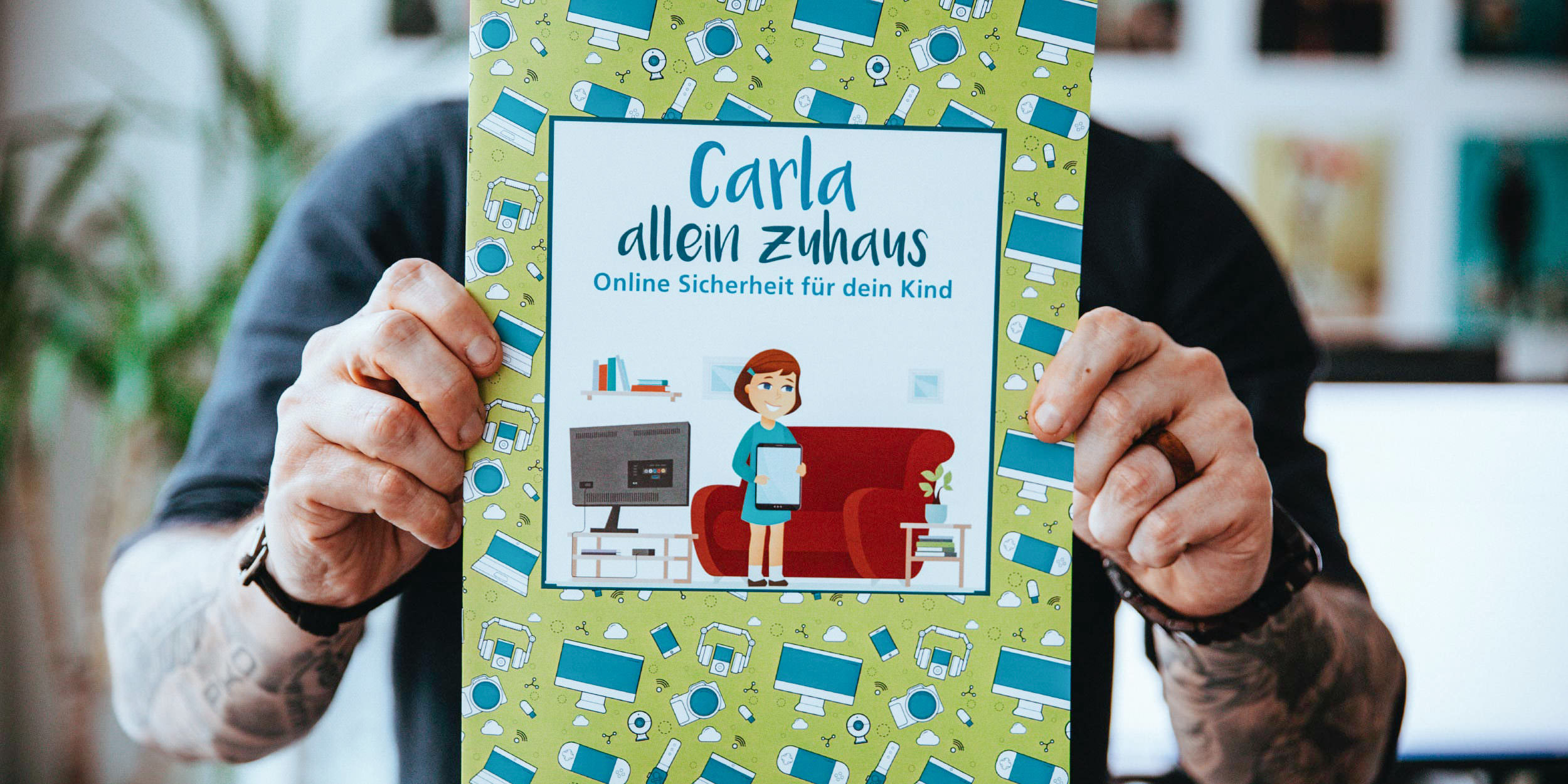 Carla allein zuhaus. Ein Buch über Cybersecurity für Kinder