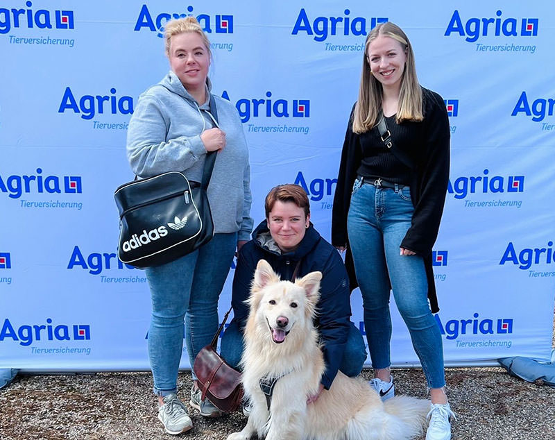 (G)Inhaberin Nadja Amireh mit den Kollegen und Bürohund beim Agria Dog Walk 2022