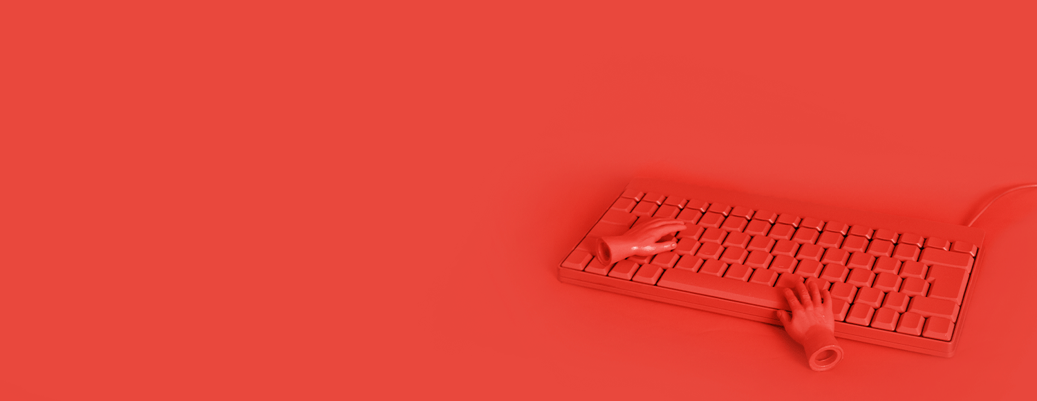 Rote Tastatur mit Mini-Händen auf rotem Hintergrund