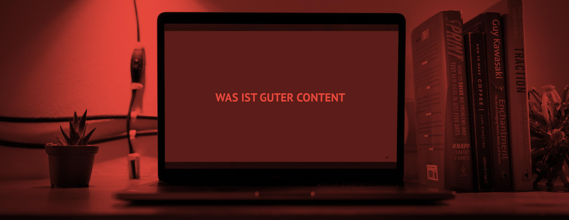 Was ist guter Content Slogan auf Laptop mit rotem Filter