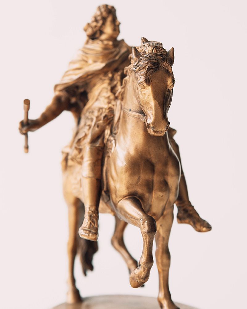 Detailaufnahme Statue Reiter mit Pferd