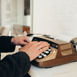 Eine Person tippt auf einer Schreibmaschine