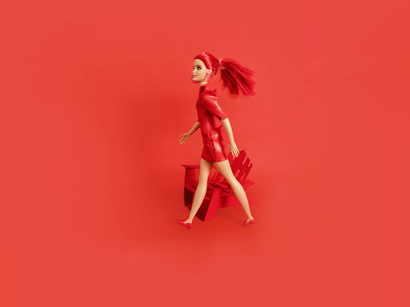 Rote Barbie auf rotem Hintergrund