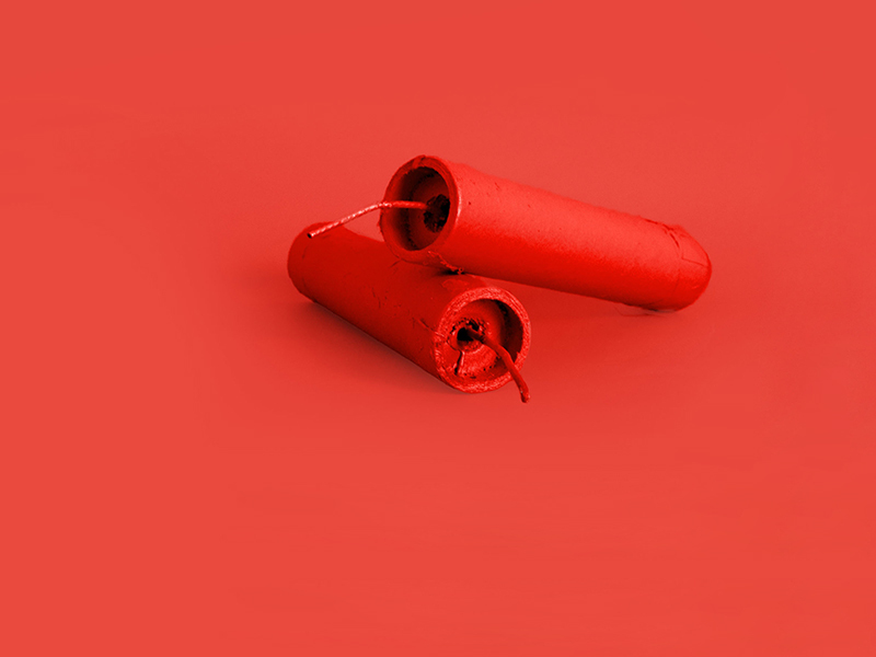 Rotes Dynamit auf rotem Hintergrund