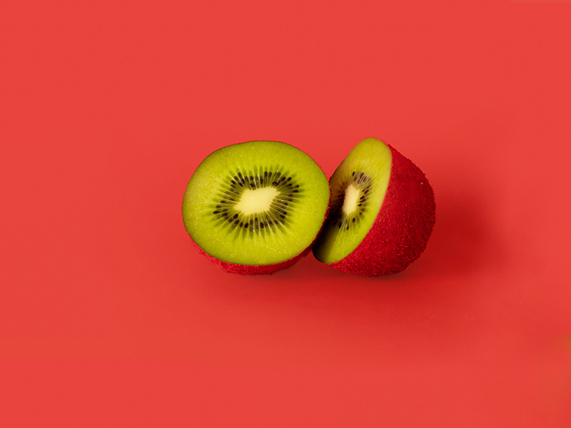 Rote Kiwi auf rotem Hintergrund