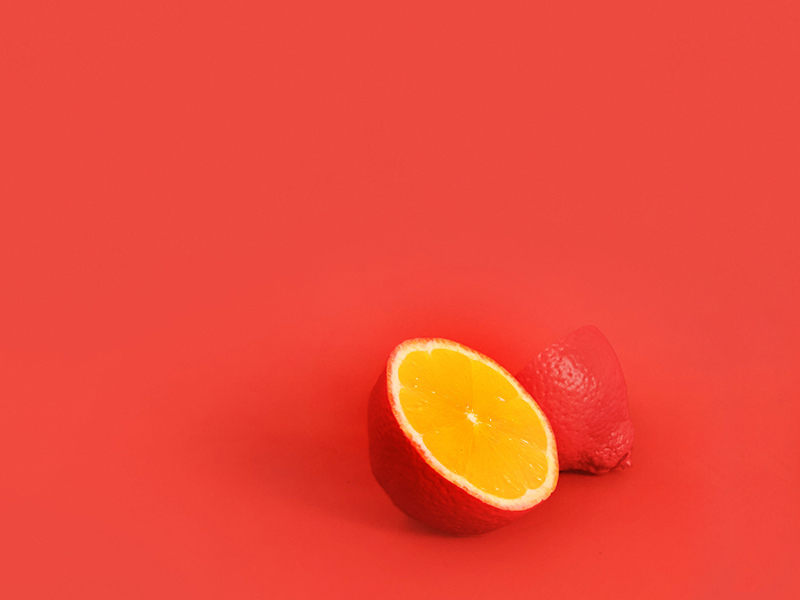 Rote Zitrone auf rotem Hintergrund