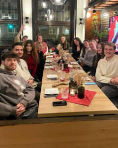 Team Wake up sitzt gemeinsam am Tisch in einem Restaurant