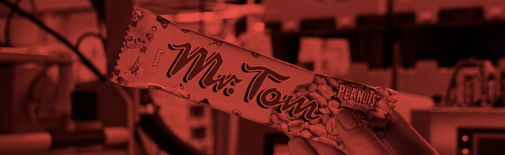 Kundenreferenz Hosta Group: Erdnussriegel Mr.Tom in der Hand