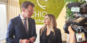 Hendrik Wüst und Cathy Hummels werden bei einem Interview gefilmt.