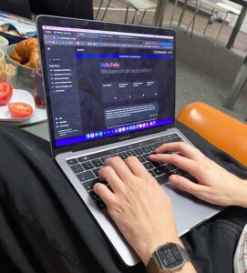 Felix arbeitet am Laptop mit Gemini AI.