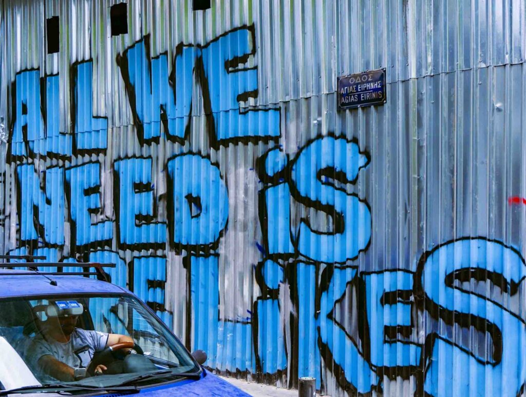 Blaues Graffiti "All we need is likes"